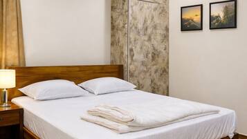 Laptop workspace, free WiFi, bed sheets