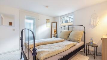 1 bedroom, desk, WiFi, bed sheets