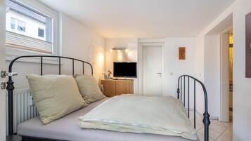 1 bedroom, desk, WiFi, bed sheets