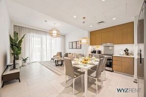 Standard Apartment, City View | In-room dining