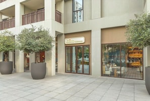 Exterior - Beachside 2BR W Pool Gym Lagoon Access (Dubai)