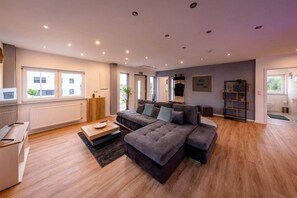 Televisor intel·ligent, llibres i pantalles d'ordinador 