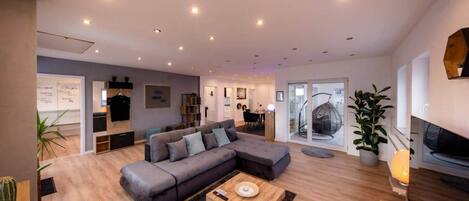 TV connectée, livres, écrans d'ordinateur