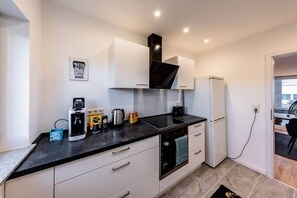Fridge, oven, stovetop, dishwasher