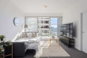 2 عدّة غرف نوم ومكواة/لوح كي وملاءات أسرّة