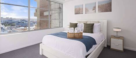 2 dormitoris, planxa i posts de planxar i roba de llit