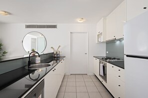 Réfrigérateur, four à micro-ondes, un four, surface de cuisson