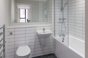 Shower, hair dryer, towels, shampoo - Contemporary 1BED Apartment in Central Liverpool (Merseyside)