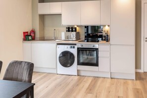 Jääkaappi, mikroaaltouuni, uuni, liesi