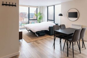 1 makuuhuone, työpöytä, silitysrauta/-lauta, Wi-Fi