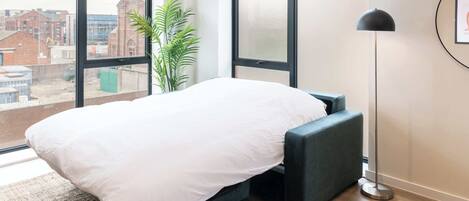 1 dormitori, escriptori, planxa i posts de planxar i wifi