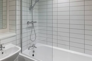 Shower, hair dryer, towels, shampoo - Contemporary 1BED Apartment in Central Liverpool (Merseyside)