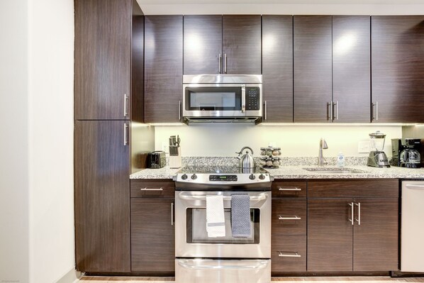 Kjøleskap, mikrobølgeovn, ovn og kokeplater