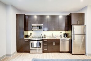 Refrigerador, microondas, horno y parrilla de estufa 