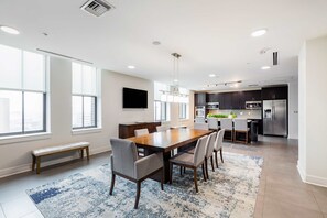 Dining - 1BR Apartment With Gym &  City Views (Baltimore)