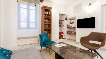 Fernseher, Kamin, DVD-Player