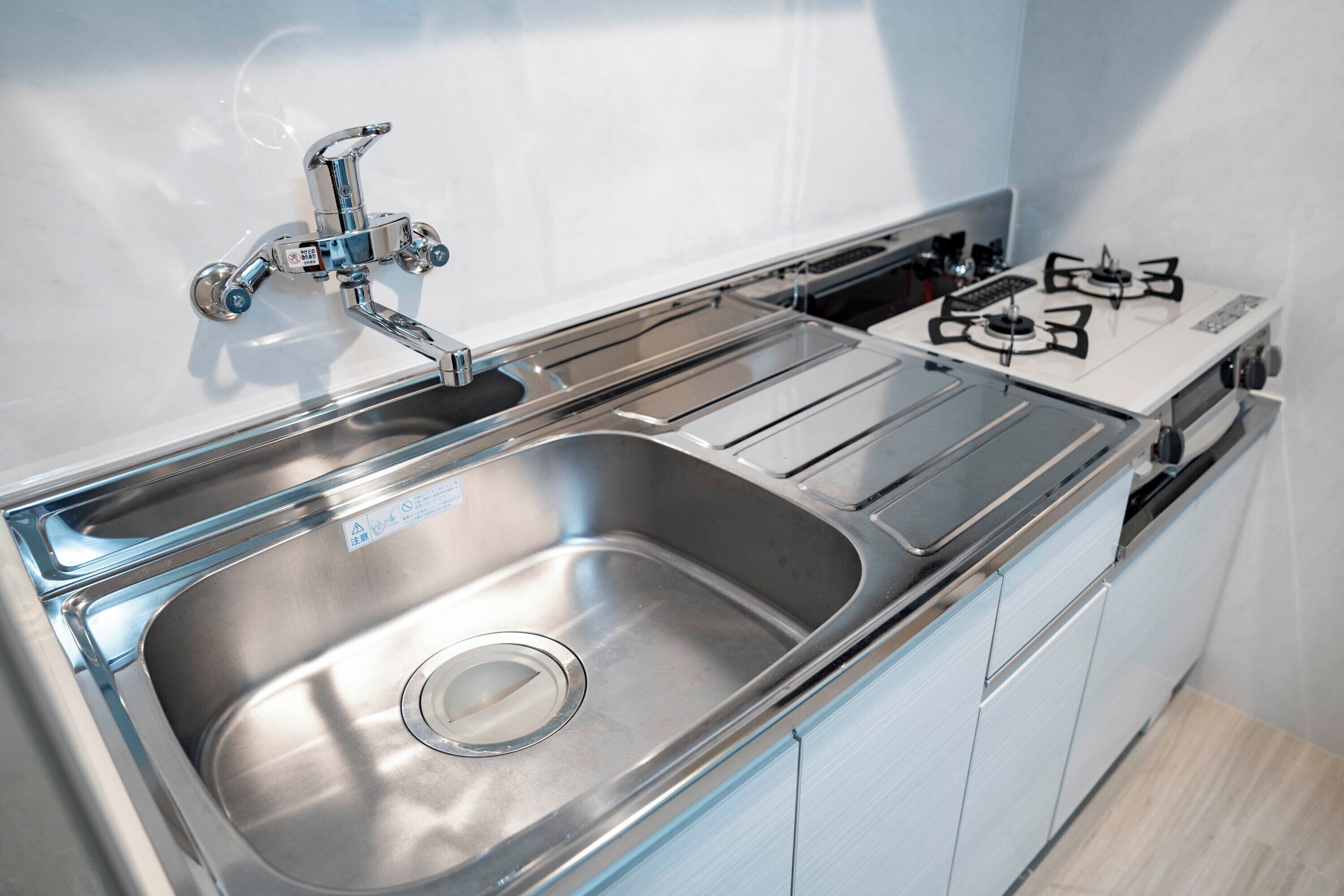 Réfrigérateur, micro-ondes, plaque de cuisson, grille-pain