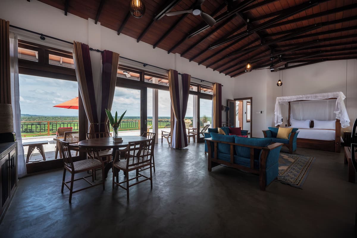 Suite junior, balcón, vistas a la montaña | Caja fuerte, tabla de planchar con plancha, wifi gratis