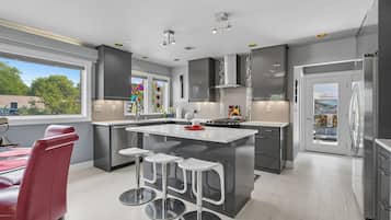 Fridge, oven, stovetop, dishwasher