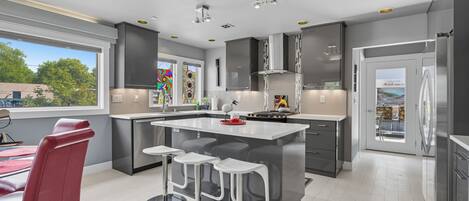 Fridge, oven, stovetop, dishwasher