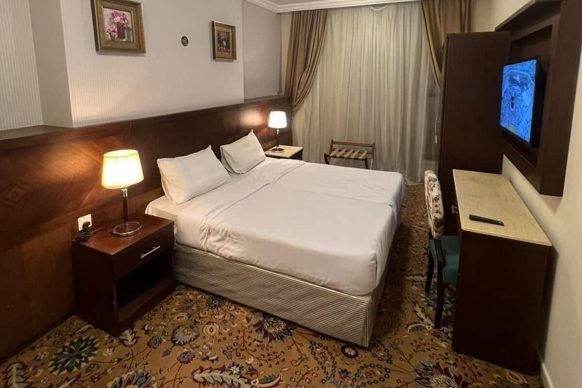 Chambre Deluxe Double ou avec lits jumeaux, vue ville | Fer et planche à repasser, Wi-Fi gratuit