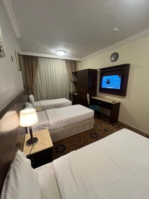 Chambre triple Deluxe, vue sur la ville | Fer et planche Ă  repasser, accĂšs au Wi-Fi (inclus)