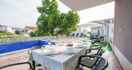 Holiday Home J&D No.3-six Bedroom House With Pool