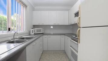 Jääkaappi, mikroaaltouuni, uuni, liesi