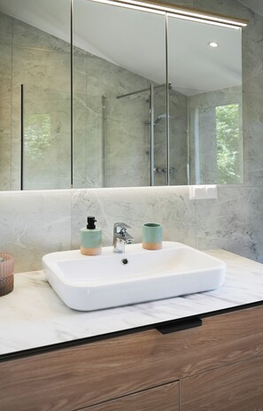 Shower, towels, toilet paper - Family vacation in a modern tiny house - relaxation, starry skies & pure nature! (Untergriesbach)