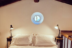 6 bedrooms, iron/ironing board, WiFi, bed sheets