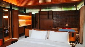 A hotel room with a bed, bedside tables, a desk, and a seating area. - Tanawana Living Borobudur (Borobudur)