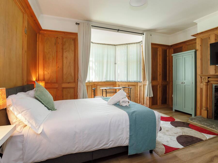 Classic Double Room, Ensuite (Double room) | Iron/ironing board (on request), WiFi (free)