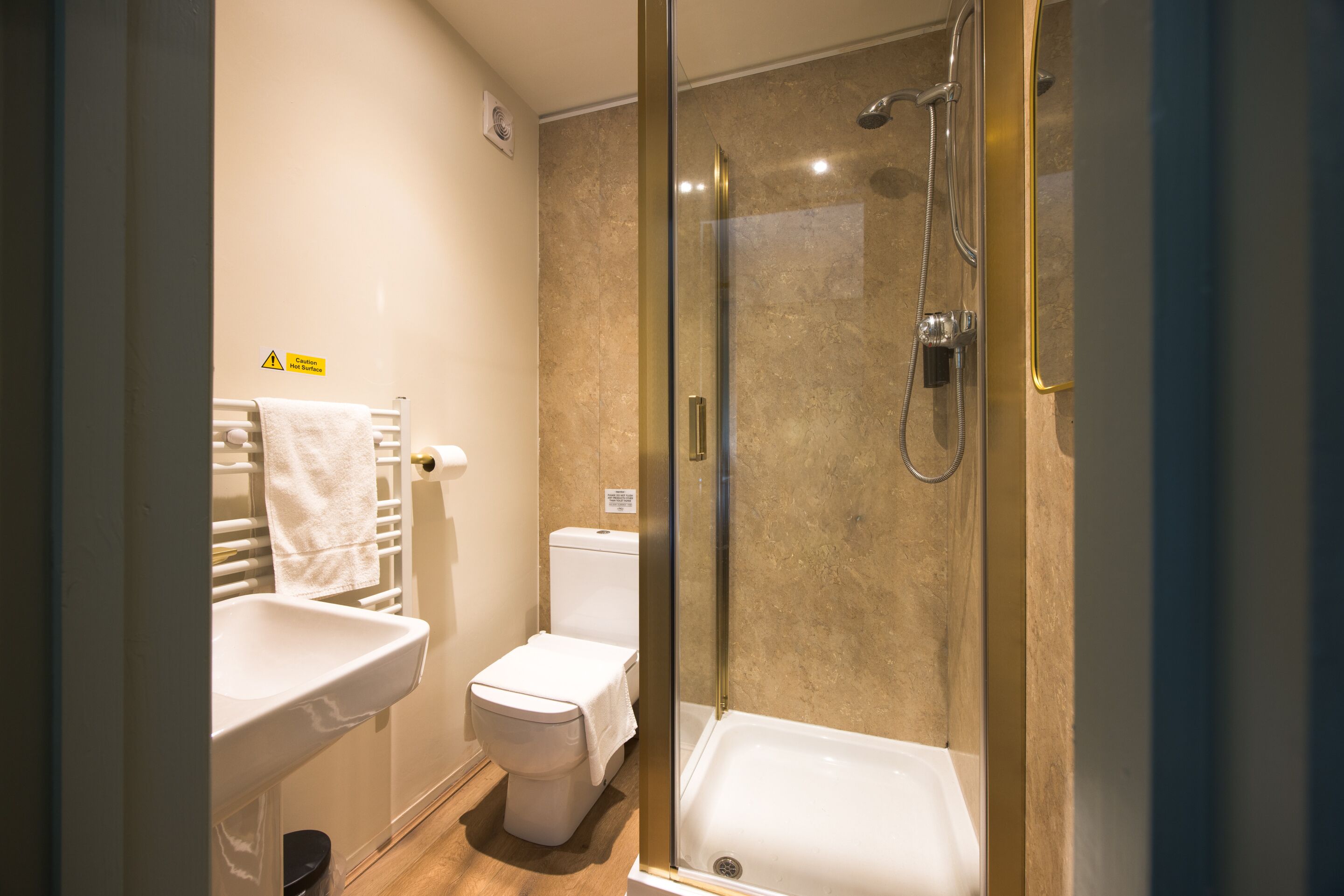 Habitación triple clásica, baño en la habitación | Baño