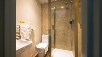 Habitación triple clásica, baño en la habitación | Baño