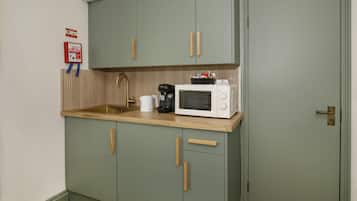 Habitación triple clásica, baño en la habitación | Cocina privada