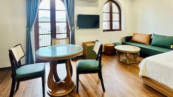 Studio Deluks, balkon, pemandangan kota | Makan di kamar