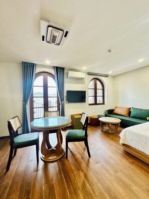 Estudio Deluxe, balcón, vistas a la ciudad | Servicio de comidas en la habitación