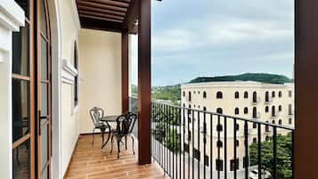 Deluxe Studio, Balcony, City View | Terrace/patio