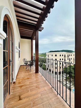 Deluxe Studio, Balcony, City View | Terrace/patio