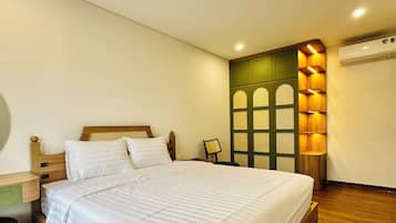 Deluxe-Suite, Balkon, Stadtblick | Schreibtisch, laptopgeeigneter Arbeitsplatz, kostenloses WLAN