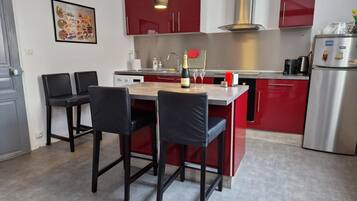 Fridge, oven, stovetop, coffee/tea maker