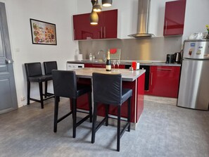 Réfrigérateur, four, plaque de cuisson, cafetière/bouilloire