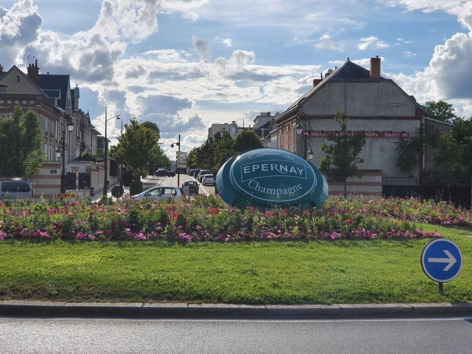 Ein Straßenschild für 'Epernay Champagne' mit einem Pfeil.