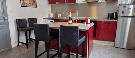 Fridge, oven, stovetop, coffee/tea maker