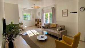 Apartemen, 2 kamar tidur, balkon, pemandangan gunung | Ruang keluarga | Printer