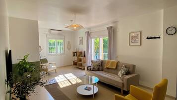 Appartement, 2 slaapkamers, balkon, uitzicht op bergen | Woonkamer | Een printer