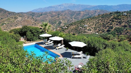 Outdoor pool, pool umbrellas, sun loungers