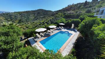 AuĂenpool, Sonnenschirme, LiegestĂŒhle