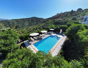 Outdoor pool, pool umbrellas, sun loungers - Sobremesa Boutique (Sayalonga)