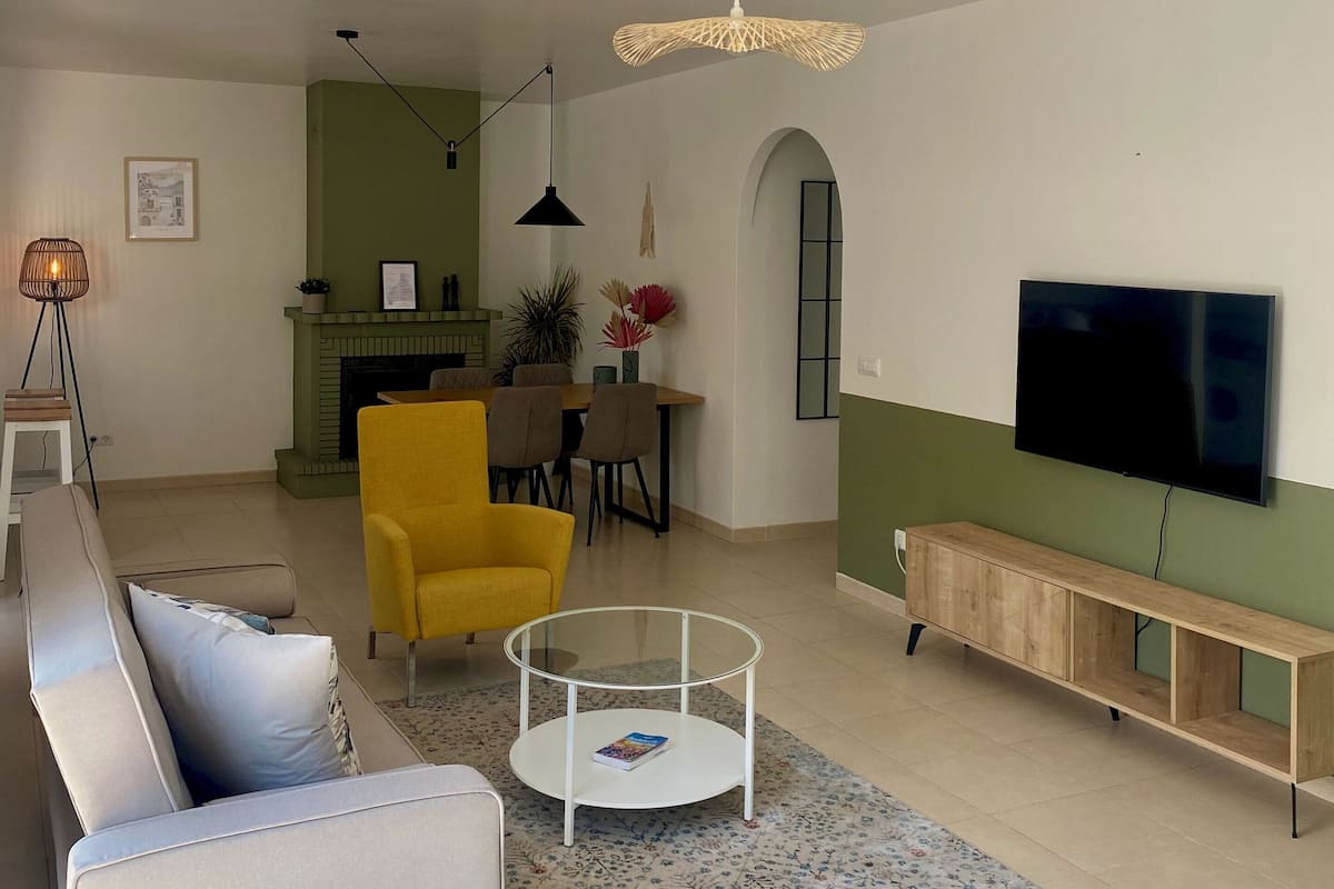 아파트, 침실 2개, 발코니, 산 전망 | 거실 공간 | 프린터